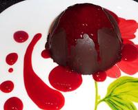 Dôme craquant au chocolat fourré mousse chocolat et framboises.