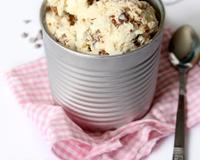 Une glace gourmande aux Twix et au caramel beurre salé, parfaite pour les amoureux de glaces !