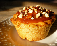 Cupcakes poires cannelle, glaçage caramel et éclats de noisettes