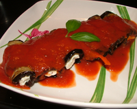 Roulade d'aubergine et mozzarella à la tomate