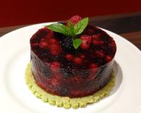 Une terrine originale pleine de parfums et à la fraîcheur douce acidulée. Les fruits rouges accompagnés du biscuit au matcha forment un duo…