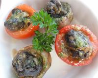 Recette pour 4 personnes de champignons et tomates farcis aux escargots.