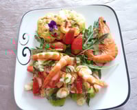 Salade crevettes, fraises, kiwis, orange, basilic et son moelleux sucré salé aux fraises