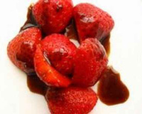 Fraises au caramel de vinaigre balsamique et poivre