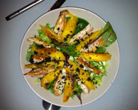 Salade tiède de poulet à la mangue et au fruit de la passion