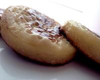 Une recette de galette aux mille trous d'origine anglo-saxone.Sans oeufs, elles conviennent aux allergiques.