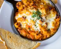 Ce gratin est tout simplement délicieux avec le mélange des pâtes, de la crème, du bacon et du fromage. L'ail apporte également une originalité à ce gratin.