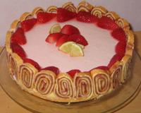 J'ai fais un biscuit sur le fond puis j'ai mis la mousse au citron vert, puis la mousse au fraise, et pour finir j'ai choisie de faire un gâteau roulé (a…