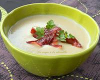Un velouté de châtaignes cuites dans un bouillon de volailles avec des échalotes et du céleri, tout simple ! Quelques pétales de bacon grillé dessus et dégustez ce délice.