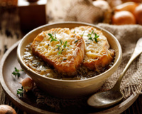 Une bonne soupe à l’oignon, le plat qu’il vous faut ce week-end ! On vous livre notre meilleure recette