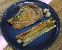 Côte de veau parfumée au romarin et asperges blanches au citron