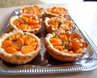 Une succulente tarte fine chaude aux carottes caramélisées, parfait pour l'heure du thé.