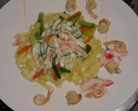 Saint-Jacques et crevettes et tagliatelles.