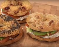 De jolis petits sandwiches frais et gourmands au saumon. Idéaux l'été pour des repas légers, sains et complets !