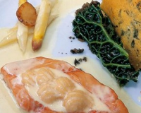 Le "Radeau de saumon et de St-jacques aux asperges meunières, ragoût de barbes à la fourme d'Ambert" est une recette de Olivier Cansière Judicaël Bertin, Ecole des Métiers…