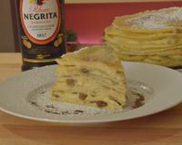 Une autre façon de déguster les crêpes, ce gâteau délicatement garni d'une crème parfumée au rhum et de raisins secs moelleux est facile à faire !