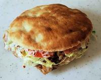 A base de veau ou de poulet, le "kebab" - mot d'origine turque - est devenu l'un des mets favoris des jeunes urbains