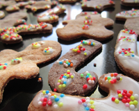Biscuits sablés de Noël au chocolat ou aux épices, avec glaçage et décoration ...