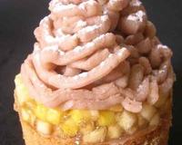 Une superposition d'un sablé breton, de pommes en gelée et de mousse de marron