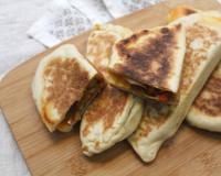 De délicieuses crêpes légèrement briochées, au poulet et aux légumes.