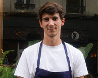 “J'en garde beaucoup de colère” : très connu sur les réseaux sociaux, le chef Eloi Spinnler revient sur le harcèlement qu’il a vécu en cuisine !