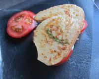 Un sandwich original, façon pain perdu, qui change de la salade tomate-mozzarella traditionnelle.