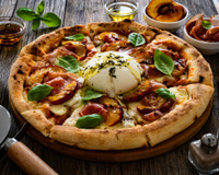 Pêches, pesto et burrata : cette garniture de pizza est notre nouvelle association préférée de l’été