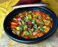 Le tajine traditionnel mijote longtemps. Dans sa version ' minute ', très rapide et très parfumée, les cubes d'agneau permettent un vrai gain…