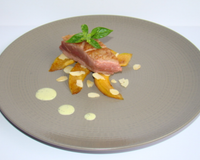 Magret de canard et melon snacké aux amandes, crème de basilic