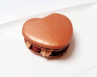 Un dessert gourmand au chocolat et au gingembre agrémenté de framboises fraîches pour les amoureux, à combiner avec le macaron coeur rose de Saint Valentin.