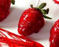 Ces fraises sont très surprenantes avec leur présentation originale. La fraise est mise en valeur à la façon des pommes d'amour. C'est très gourmand et original.