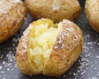 Notée 4,9/5 avec plus de 100 votes, cette recette de pommes de terre au four à la fleur de sel et crème de ciboulette est un pur régal !