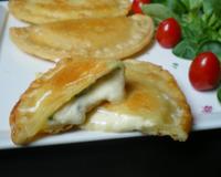 Petits chaussons remplis de fromage blanc et de Cantal.Recette pour une douzaine de rissoles.