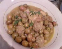 Poulet avec sauce blanche et olives.
