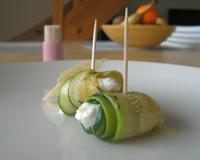 Un roulé de courgette contenant de la ricotta relevée de cumin. Idéal en amuse-bouche pour un apéritif ou pour une entrée.