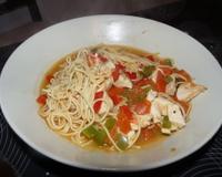 Recette de wok au poulet, assaisonné de différentes épices et servi avec des nouilles chinoises