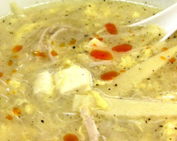 En chinois, cette soupe s'appelle du "sanratan" (je ne suis pas sure de l'orthographe). C'est une soupe légèrement aigre-douce et piquante, bien garnie de vermicelle…