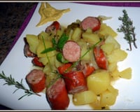 Ragoût de pommes de terre avec des saucisses fumées