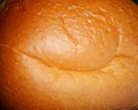 Faire la pâte à brioche et laisser reposer et cuire.