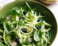 Tagliatelles de concombre de France aux tomates cerise et myrtilles