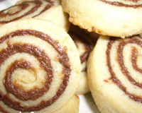 Souvenez vous il y'a quelque temps je vous avais proposé un biscuit roulé au chocolat noir & praliné , je suis partie de la même idée pour en faire des petits biscuits…