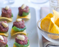 Mini tartares de bœuf aux amandes sur tuiles
