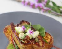 Une entrée gourmande, composée d'une brioche perdue moelleuse au Floc de Gascogne, le tout surmonté de foie gras du Gers poêlé aux fruits secs accompagné de chutney d'abricots.