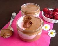 Onctueuses, légères et aériennes, ces mousses au chocolat noir et framboises ne sont ni trop sucrées ni trop acides !