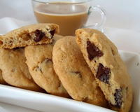 L'ajout du beurre de cacahuètes parfume assez subtilement ces biscuits et les rend irrésistiblement tentants, sans oublier la touche gourmande à…