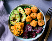 Bouddha bowl aux boulettes de pois chiches et kale