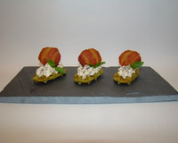 Petite gaufre au pistou, chantilly de mascarpone aux tomates séchées et graines de pavot, chips de pancetta