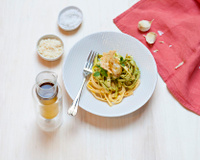 Tagliatelles au pesto, tuiles de parmesan et gousses d’ail confites