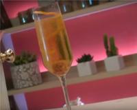 Un cocktail légèrement amer et adouci par le Champagne. Ce cocktail peut se servir à la coupe ou directement en saladier pour les grandes occasions.