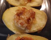 En période de carnaval, n'hésitez pas à déguiser votre assiette. Cette recette consiste à une grosse pomme de terre farcie de bœuf haché cuit avec un coulis de tomates,…